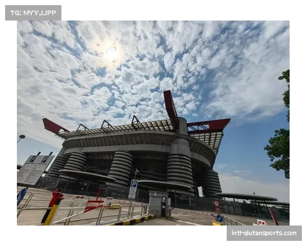 特写：夜幕下的圣西罗——探访意甲历史最悠久球场的维护之夜